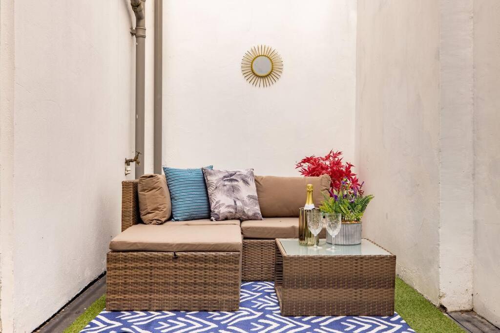 Wild Roses Serviced Apartments - Borough Лондон Екстериор снимка