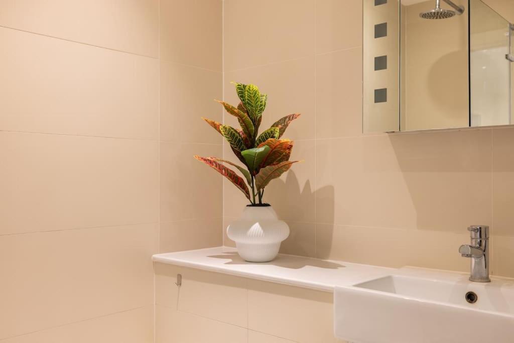 Wild Roses Serviced Apartments - Borough Лондон Екстериор снимка