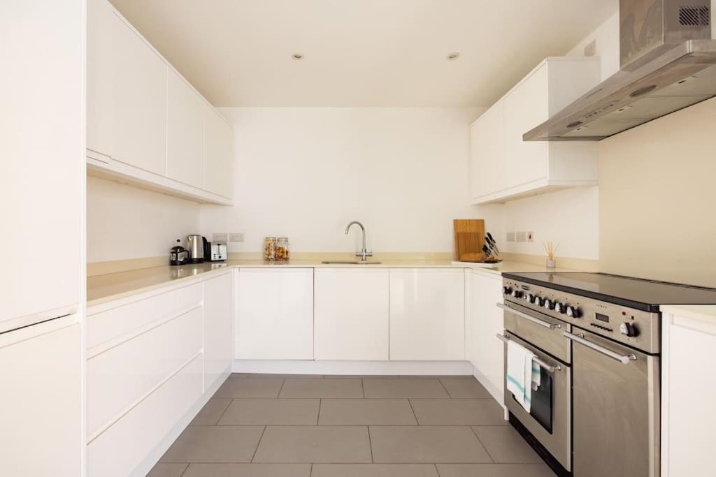 Wild Roses Serviced Apartments - Borough Лондон Екстериор снимка
