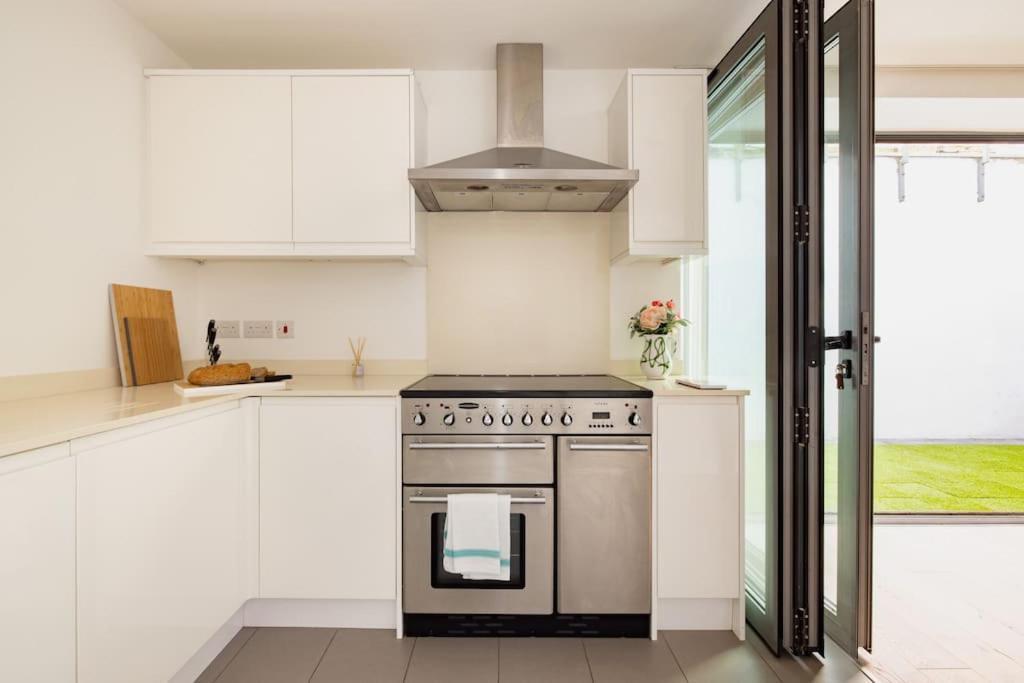 Wild Roses Serviced Apartments - Borough Лондон Екстериор снимка