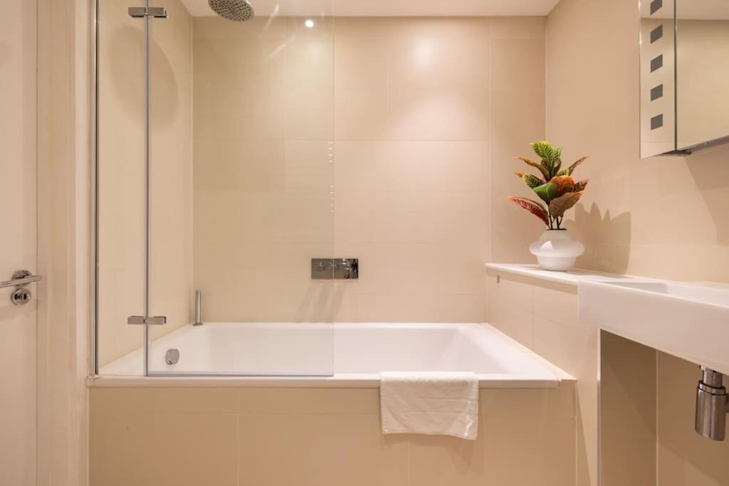 Wild Roses Serviced Apartments - Borough Лондон Екстериор снимка