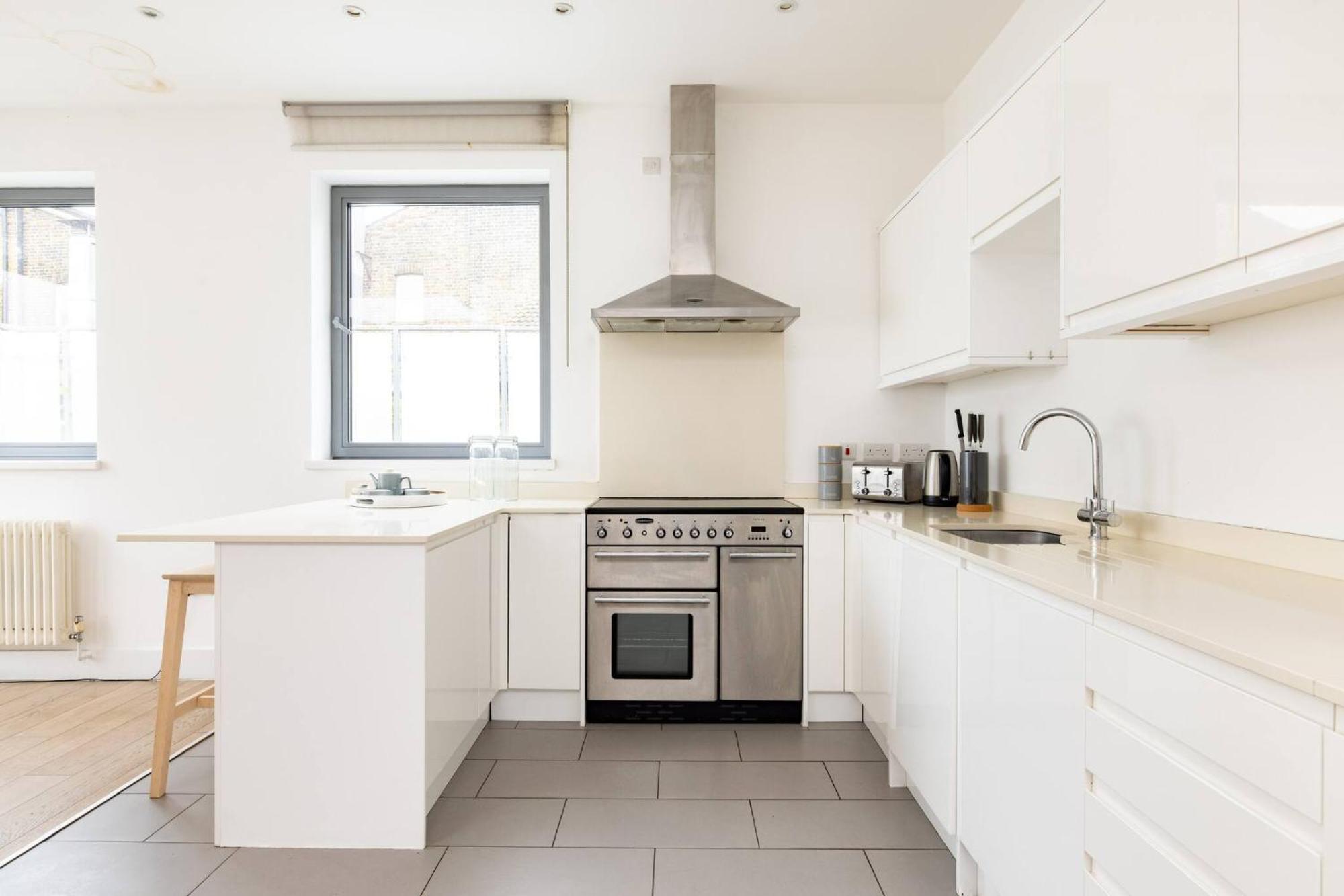 Wild Roses Serviced Apartments - Borough Лондон Екстериор снимка