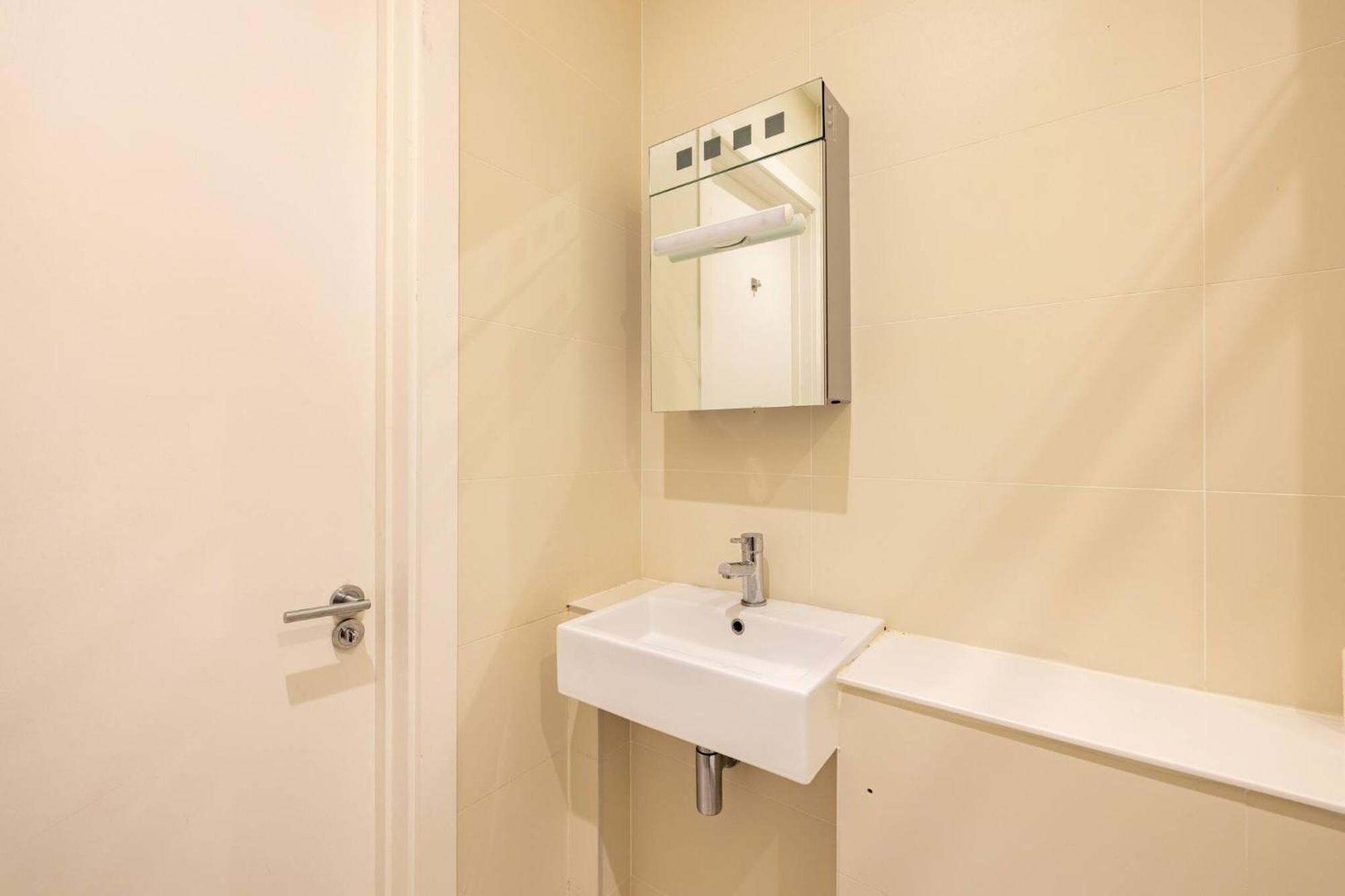 Wild Roses Serviced Apartments - Borough Лондон Екстериор снимка