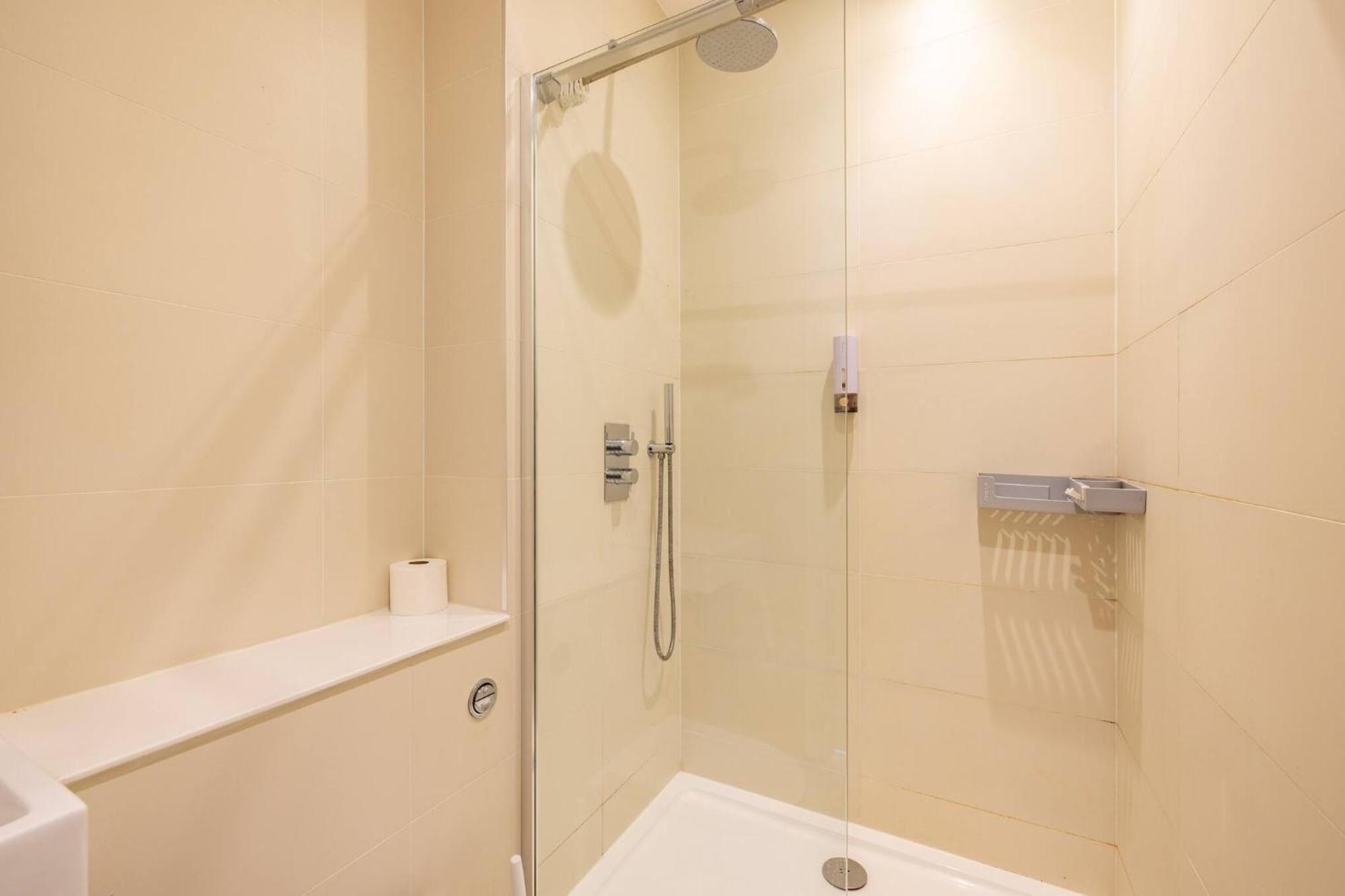 Wild Roses Serviced Apartments - Borough Лондон Екстериор снимка